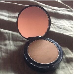 mark. Cream-to-Tan Bronzer & Contour Compact
